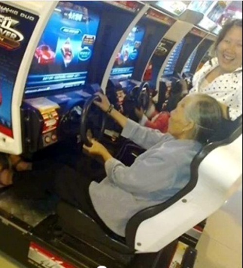 Khi người cao tuổi thích... đua xe